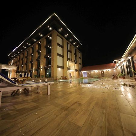 สโรวร ปอร์ติโก สมนาถ Hotel โสมนัส ภายนอก รูปภาพ